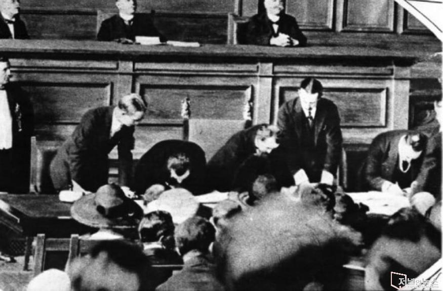 Signing-of-Treaty-of-Lausanne.jpg